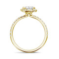 0.70 quilates halo anillo solitario con diamante de talla radiante en oro amarillo con diamantes redondos