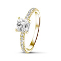 0.70 quilates anillo solitario diamante de corte asscher y halo oculto en oro amarillo 