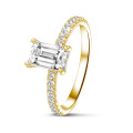 0.70 quilates anillo solitario con diamante talla esmeralda y halo oculto en oro amarillo