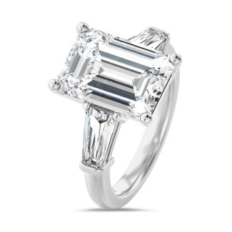 Anillo a medida de trilogía con un diamante corte esmeralda y baguettes taperadas
