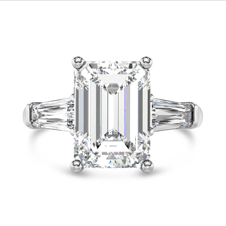 Anillo a medida de trilogía con un diamante corte esmeralda y baguettes taperadas