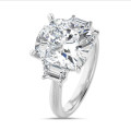 Anillo trilogía a medida con un diamante talla cojín