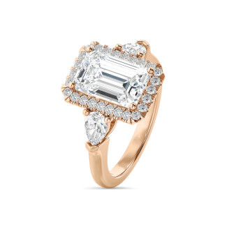 Anillo trilogía a medida con un diamante talla esmeralda y diamantes talla pera laterales