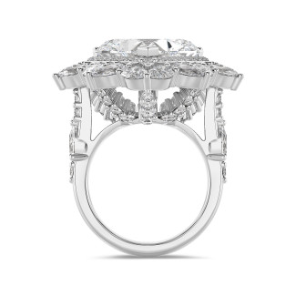 Joyas a medida - Anillo entourage a medida con un diamante en forma de corazón