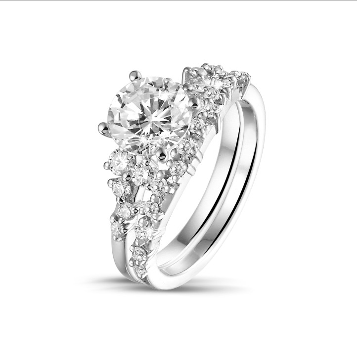 1.00 quilates anillo solitario en racimo en oro blanco con un diamante redondo
