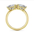 Anillo «Toi & Moi» hecho a medida con diamantes de talla pera