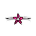Anillo Flor con Pétalos de Rubí talla marquesa