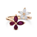 Anillo combinado Flor y Mariposa con Diamantes y Rubíes en oro rojo