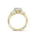 2.00 quilates anillo trilogía en oro amarillo con un diamante redondo y baguettes cónicos