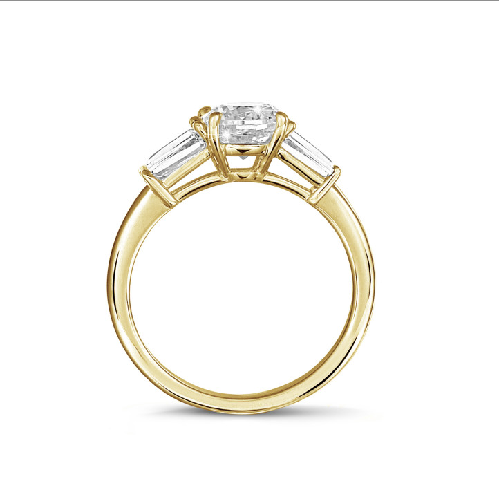 2.00 quilates anillo trilogía en oro amarillo con un diamante redondo y baguettes cónicos