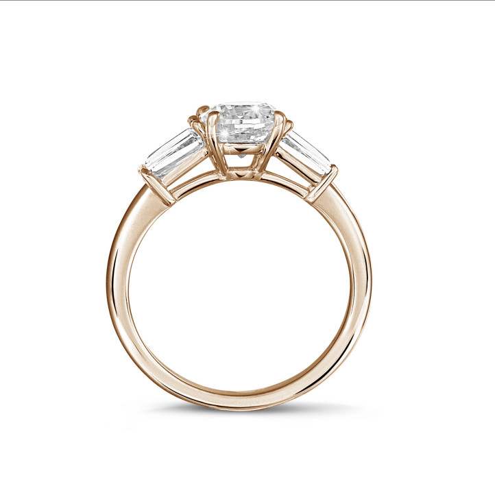 2.00 quilates anillo trilogía en oro rojo con un diamante redondo y baguettes cónicos