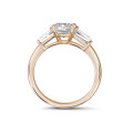 2.00 quilates anillo trilogía en oro rojo con un diamante cojín y baguettes cónicos
