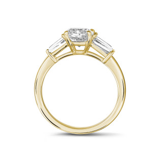 Anillos - 1.50 quilates anillo trilogía en oro amarillo con un diamante cojín y baguettes cónicos