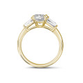 1.50 quilates anillo trilogía en oro amarillo con un diamante cojín y baguettes cónicos