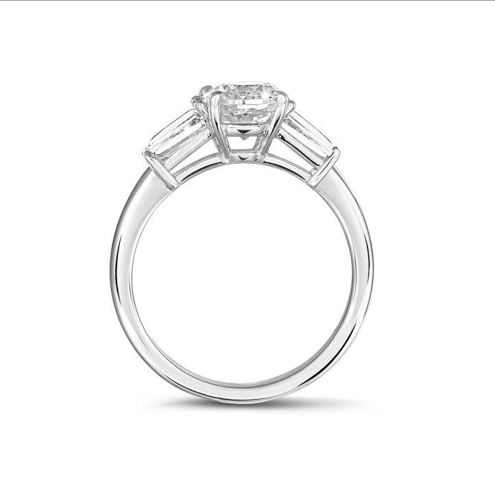 1.50 quilates anillo trilogía en platino con diamante ovalado y baguettes cónicos