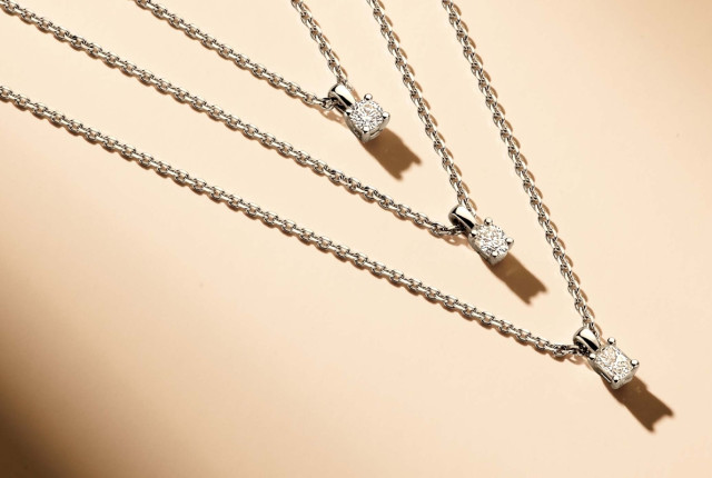Collares de oro blanco con colgante de diamante en engaste de garras, estilo minimalista