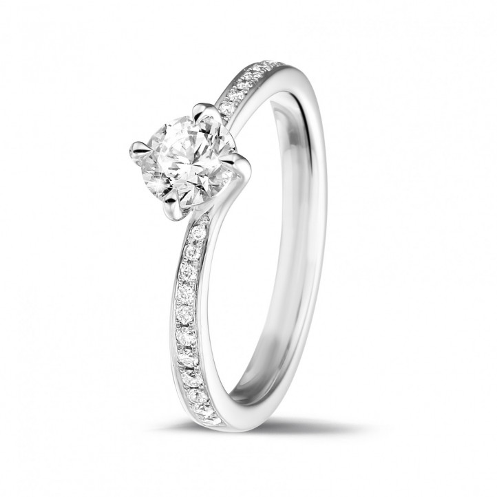 0.50 quilates anillo solitario diamante en oro blanco con diamantes en los lados