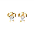 Pendientes solitarios 0.30 quilates con diamantes talla radiante en oro amarillo