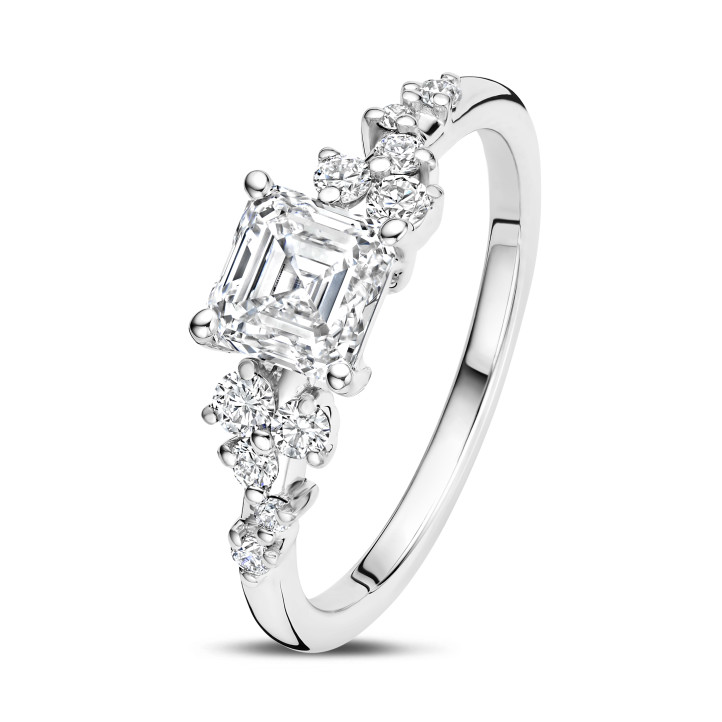 Anillo solitario tipo cluster 0.70 ct en oro blanco con diamante corte Asscher