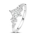 Anillo solitario tipo cluster 0.70 ct en oro blanco con diamante corte princesa