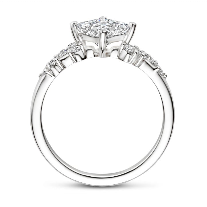 Anillo solitario tipo cluster 1.50 ct en oro blanco con diamante corte princesa