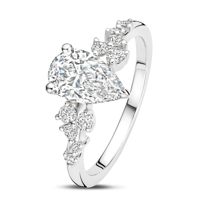 Anillo solitario tipo cluster 1.00 ct en oro blanco con diamante corte pera