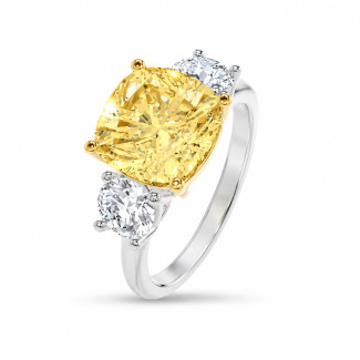 Anillo de trilogía hecho a medida con un diamante de talla cojín y diamantes redondos a los lados