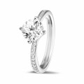 1.25 quilates anillo solitario diamante en oro blanco con diamantes en los lados