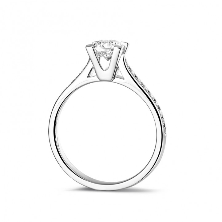 0.50 quilates anillo solitario diamante en oro blanco con diamantes en los lados