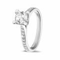 0.70 quilates anillo solitario diamante en oro blanco con diamantes en los lados