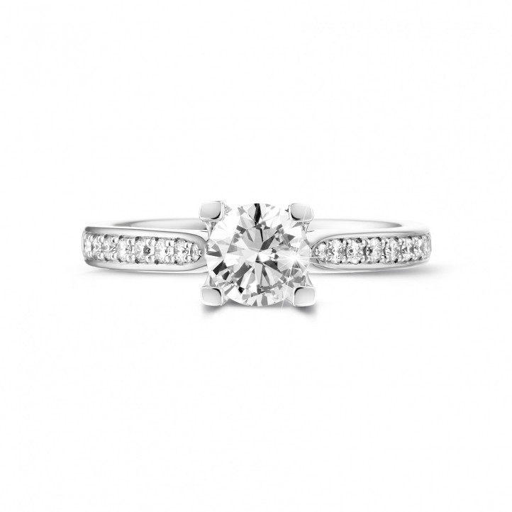 0.70 quilates anillo solitario diamante en oro blanco con diamantes en los lados