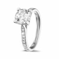1.50 quilates anillo solitario diamante en oro blanco con diamantes en los lados