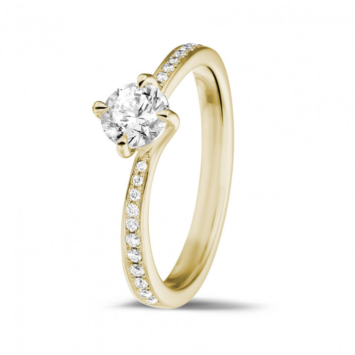 0.50 quilates anillo solitario diamante en oro amarillo con diamantes en los lados
