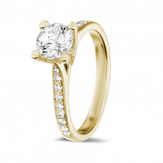 0.90 quilates anillo solitario diamante en oro amarillo con diamantes en los lados