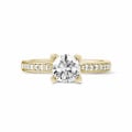 0.90 quilates anillo solitario diamante en oro amarillo con diamantes en los lados