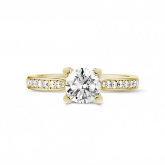 Compromiso - 1.00 quilates anillo solitario diamante en oro amarillo con diamantes en los lados