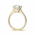 2.00 quilates anillo solitario diamante en oro amarillo con diamantes en los lados