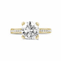 2.00 quilates anillo solitario diamante en oro amarillo con diamantes en los lados