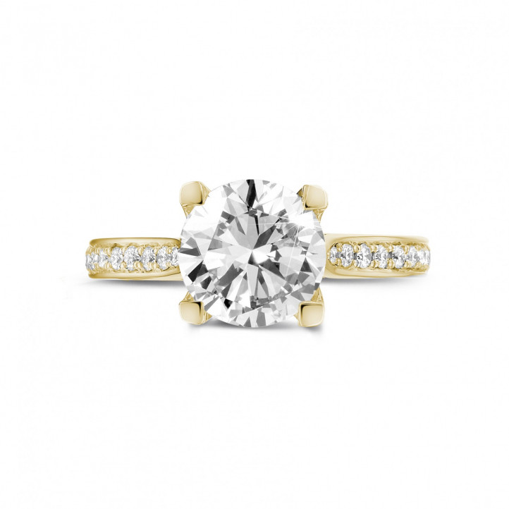2.00 quilates anillo solitario diamante en oro amarillo con diamantes en los lados