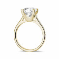 2.50 quilates anillo solitario diamante en oro amarillo con diamantes en los lados