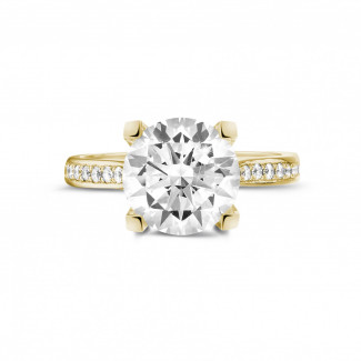 Compromiso - 3.00 quilates anillo solitario diamante en oro amarillo con diamantes en los lados