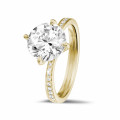 2.50 quilates anillo solitario diamante en oro amarillo con diamantes en los lados