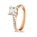 0.70 quilates anillo solitario diamante en oro rojo con diamantes en los lados
