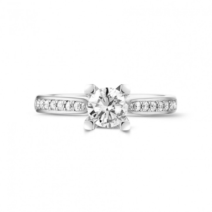 0.50 quilates anillo solitario diamante en platino con diamantes en los lados