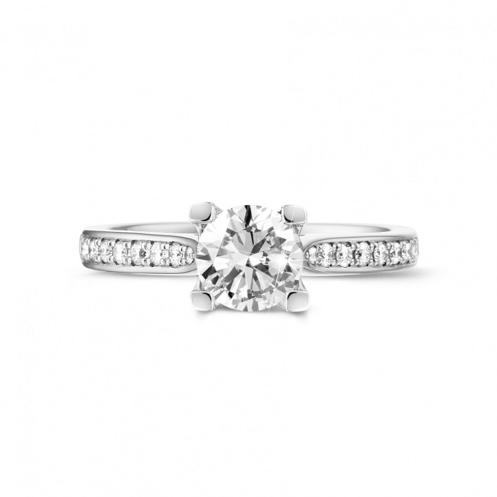 0.90 quilates anillo solitario diamante en platino con diamantes en los lados