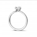 0.50 quilates anillo solitario diamante en platino con diamantes en los lados