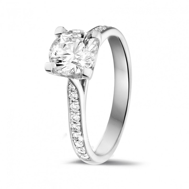 1.25 quilates anillo solitario diamante en platino con diamantes en los lados