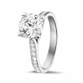 2.00 quilates anillo solitario diamante en platino con diamantes en los lados