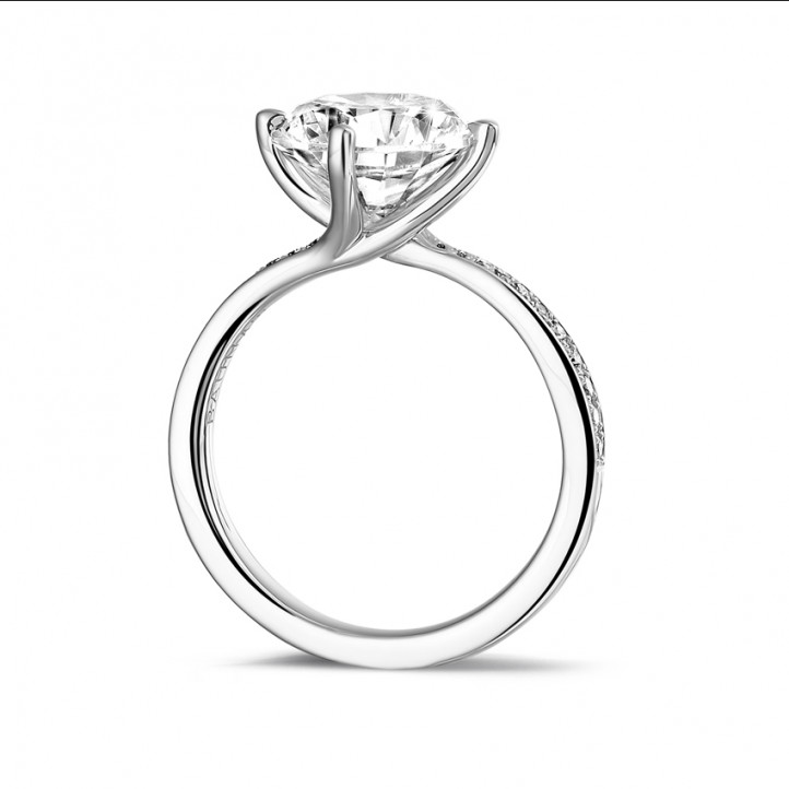 3.00 quilates anillo solitario diamante en platino con diamantes en los lados