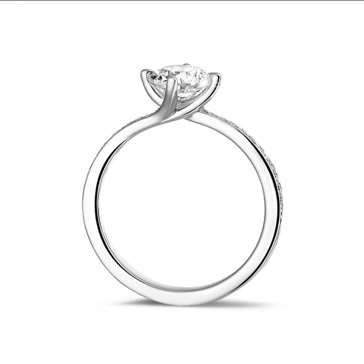 0.90 quilates anillo solitario diamante en oro blanco con diamantes en los lados